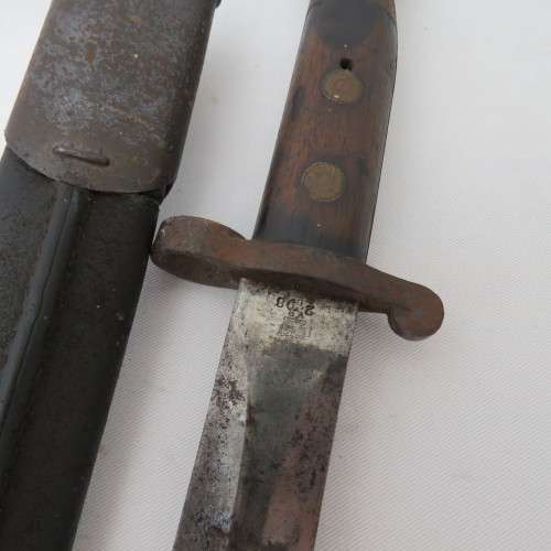 1888 Pattern Enfield .303 bayonet - Issued 1898 - Sheath damaged - Bayonet 42 cm - Blade 30 cm