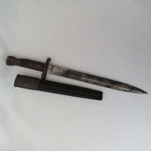 1888 Pattern Enfield .303 bayonet - Issued 1898 - Sheath damaged - Bayonet 42 cm - Blade 30 cm