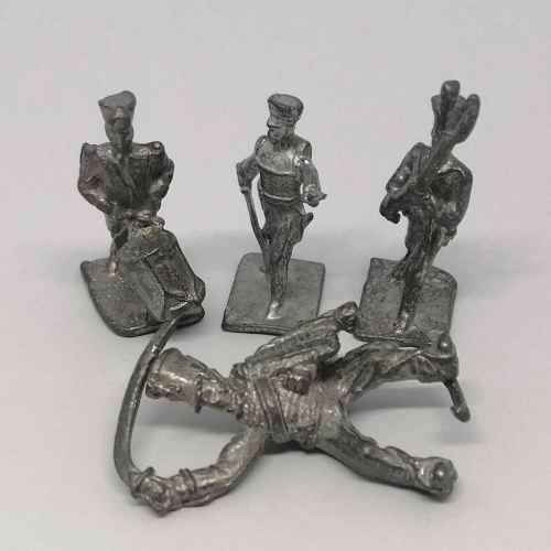 Lot of 4 Vintage lead soldiers