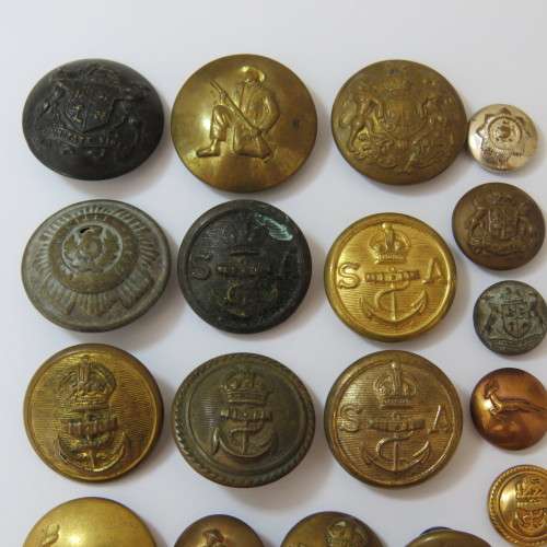 Lot of 18 buttons - Most damaged