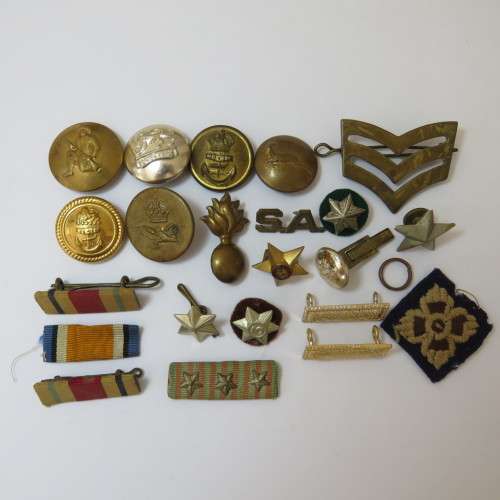 Lot of more than 20 military badges and buttons