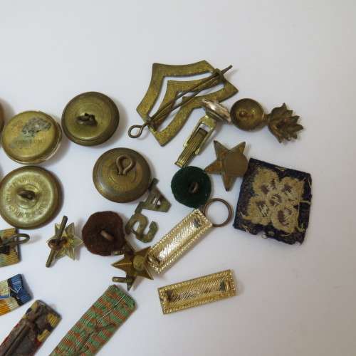 Lot of more than 20 military badges and buttons