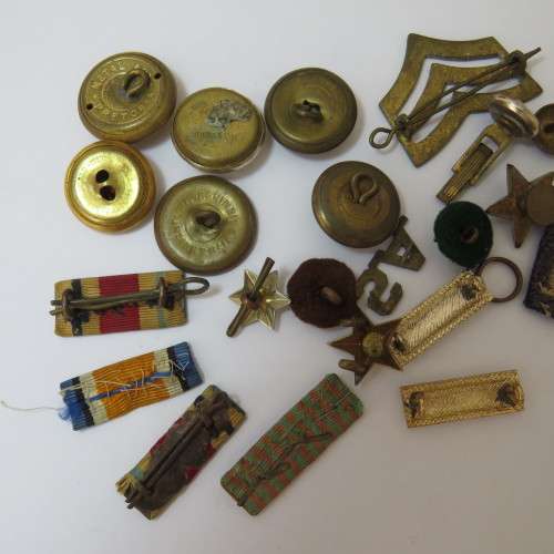 Lot of more than 20 military badges and buttons
