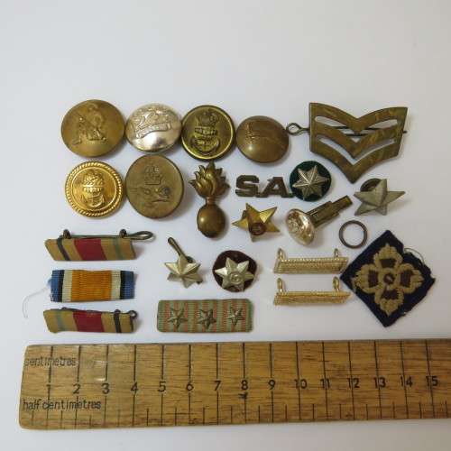 Lot of more than 20 military badges and buttons