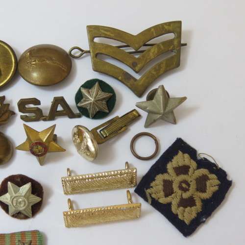 Lot of more than 20 military badges and buttons