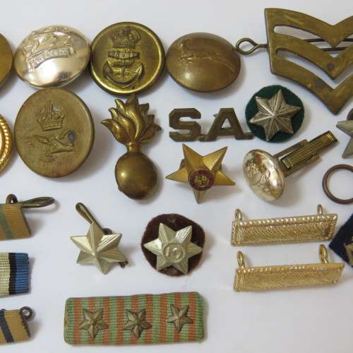 Lot of more than 20 military badges and buttons