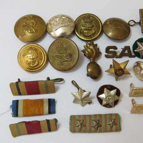 Lot of more than 20 military badges and buttons