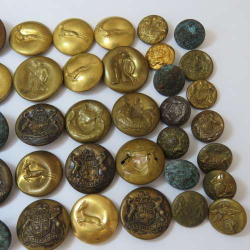 Mixed lot of 39 damaged military buttons