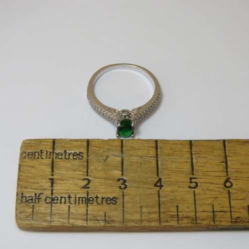 Sterling silver ring with green centre stone and small clear stones - Size 9/R/59 - 3,1 g