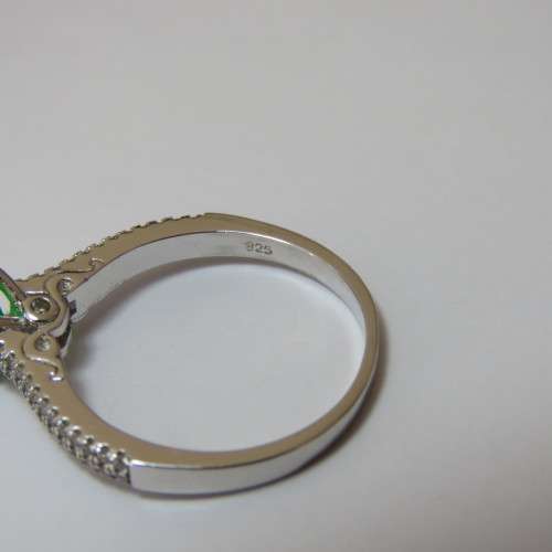 Sterling silver ring with green centre stone and small clear stones - Size 9/R/59 - 3,1 g