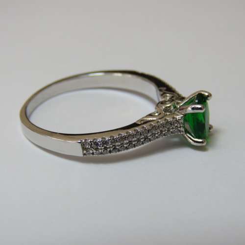 Sterling silver ring with green centre stone and small clear stones - Size 9/R/59 - 3,1 g