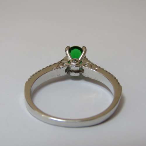 Sterling silver ring with green centre stone and small clear stones - Size 9/R/59 - 3,1 g