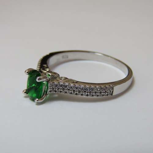 Sterling silver ring with green centre stone and small clear stones - Size 9/R/59 - 3,1 g