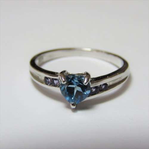 Sterling silver ring 925 with blue heart stone and 4 light purple stones - 2,6 g - Size 8/P/56