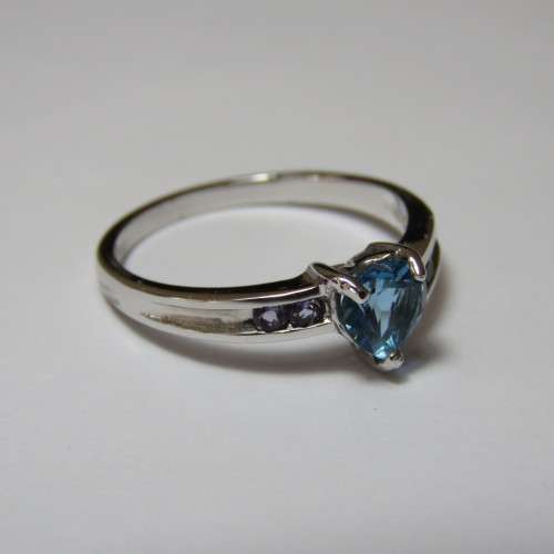 Sterling silver ring 925 with blue heart stone and 4 light purple stones - 2,6 g - Size 8/P/56