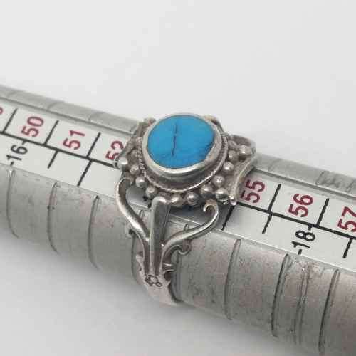 Sterling silver ring with turquoise insert - weighs 2.9g - size N