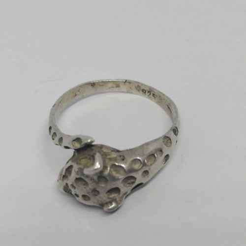 Sterling silver leopard ring - weighs 2.8g - size O