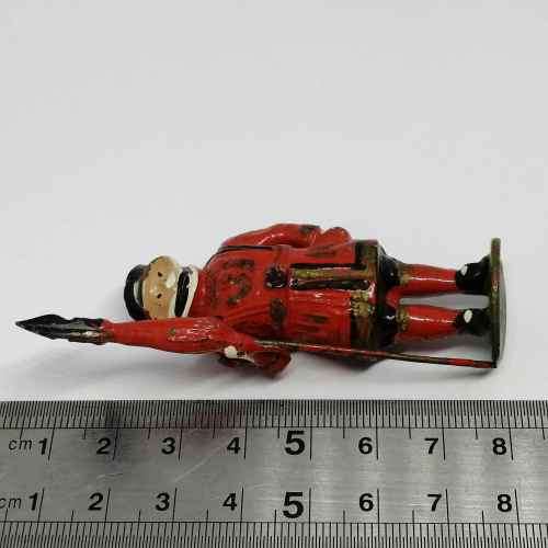 Lot of 3 Vintage british Beefeater guards lead soldiers