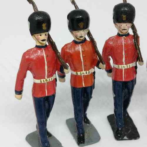 Lot of 5 Vintage British foot guards lead soldiers