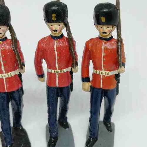 Lot of 5 Vintage British foot guards lead soldiers
