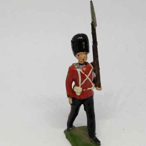 Lot of 3 Vintage Royal Welch fusiliers lead soldiers - Britains Ltd