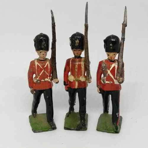 Lot of 3 Vintage Royal Welch Fusiliers lead soldiers - Britains Ltd