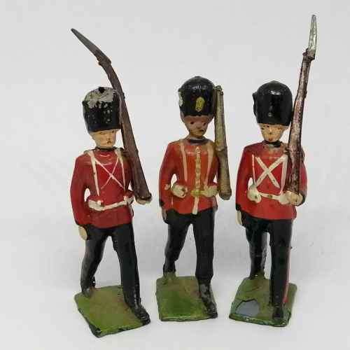 Lot of 3 Vintage Royal Welch Fusiliers lead soldiers - Britains Ltd