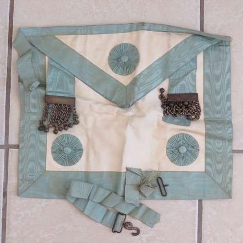 Vintage Masonic Apron - Well used - Straps damaged - 32 x 39 cm