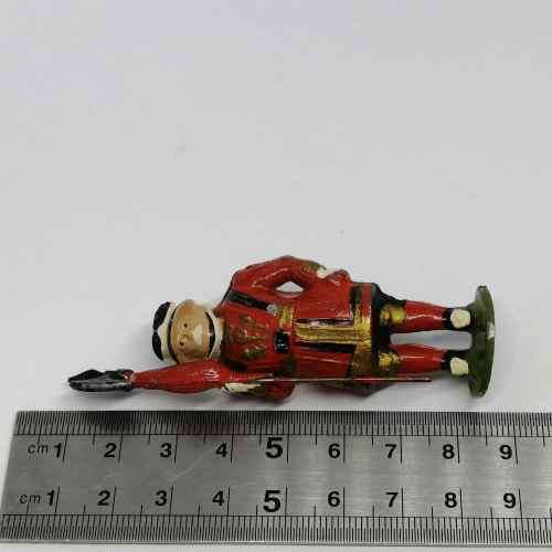 Vintage Beefeater lead soldier - Britains Ltd