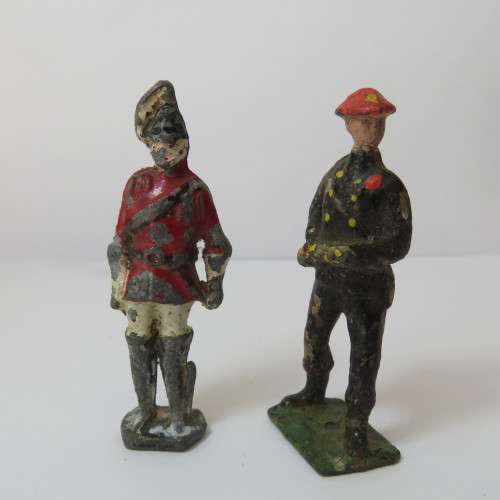 Lot of 4 vintage lead soldiers