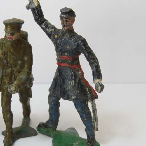Lot of 3 vintage lead soldiers