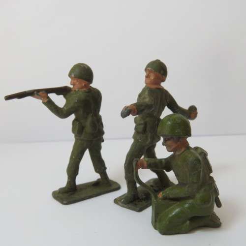 Lot of 3 vintage lead soldiers