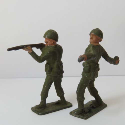 Lot of 3 vintage lead soldiers