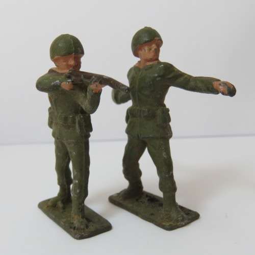 Lot of 3 vintage lead soldiers