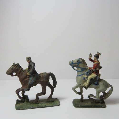 Pair of vintage cavalry lead soldiers - 30mm soldiers