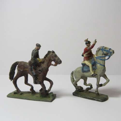 Pair of vintage cavalry lead soldiers - 30mm soldiers