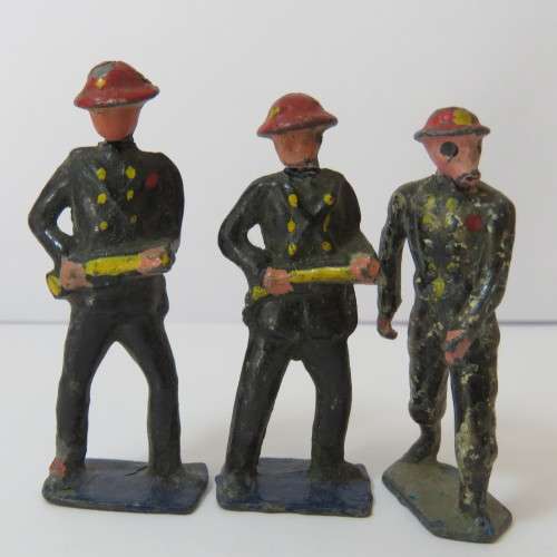 Lot of 3 vintage lead soldiers - Britains Ltd