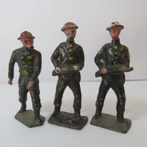 Lot of 3 vintage lead soldiers - Britains Ltd