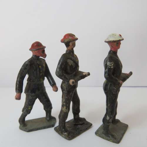 Lot of 3 vintage lead soldiers - Britains Ltd