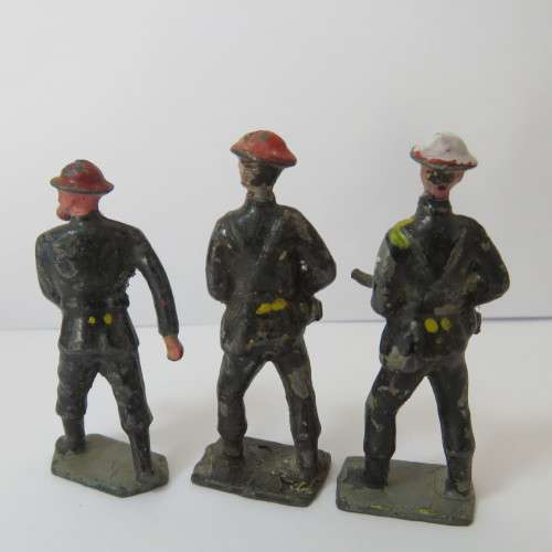 Lot of 3 vintage lead soldiers - Britains Ltd