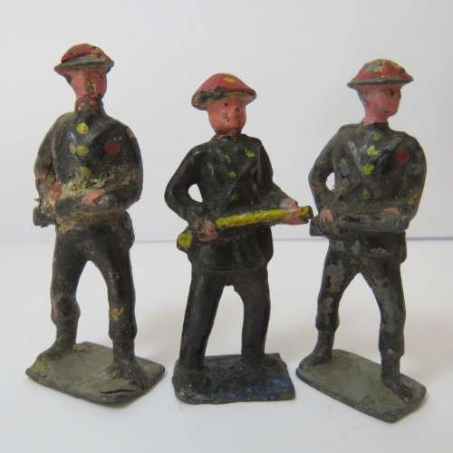 Lot of 3 vintage lead soldiers - Britains Ltd