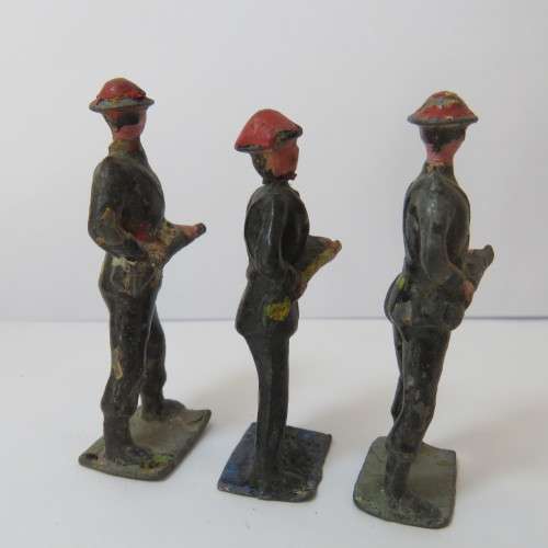 Lot of 3 vintage lead soldiers - Britains Ltd
