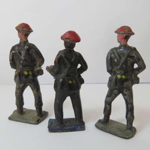 Lot of 3 vintage lead soldiers - Britains Ltd