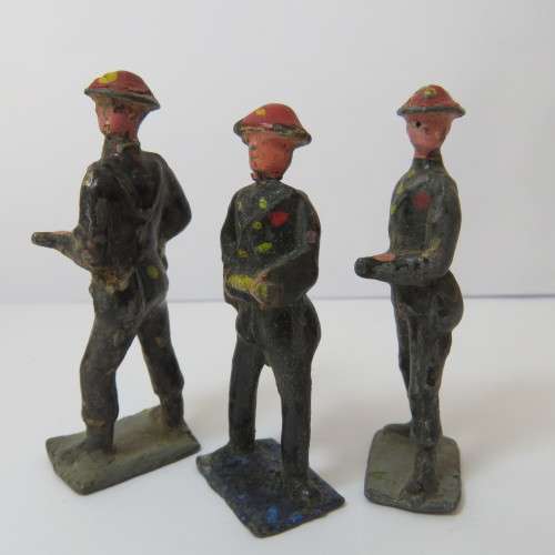 Lot of 3 vintage lead soldiers - Britains Ltd