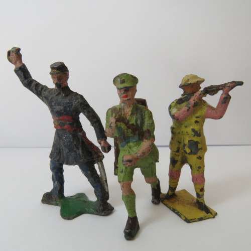 Lot of 3 vintage lead soldiers