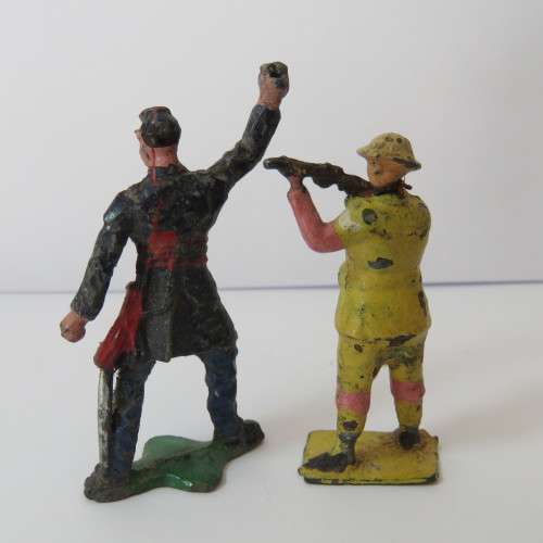 Lot of 3 vintage lead soldiers