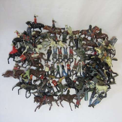 Lot of 90 vintage lead soldiers and horses with war damage - Missing pieces