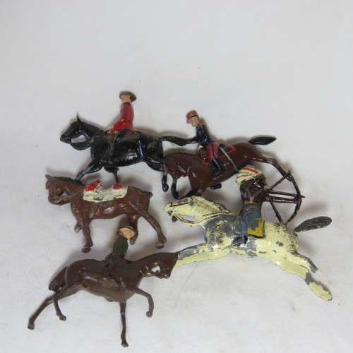 Lot of 90 vintage lead soldiers and horses with war damage - Missing pieces