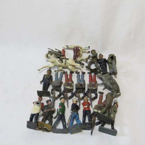 Lot of 90 vintage lead soldiers and horses with war damage - Missing pieces