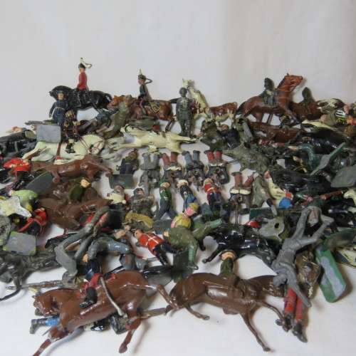 Lot of 90 vintage lead soldiers and horses with war damage - Missing pieces